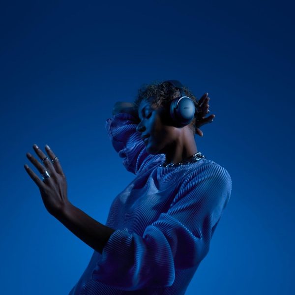 Bose QuietComfort Ultra Auriculares Bluetooth, Auriculares inalámbricos con audio espacial, Auriculares con cancelación de ruido con micrófono, hasta 24 horas de duración de la batería, Azul Lunar - Color de edición limitada - Imagen 7