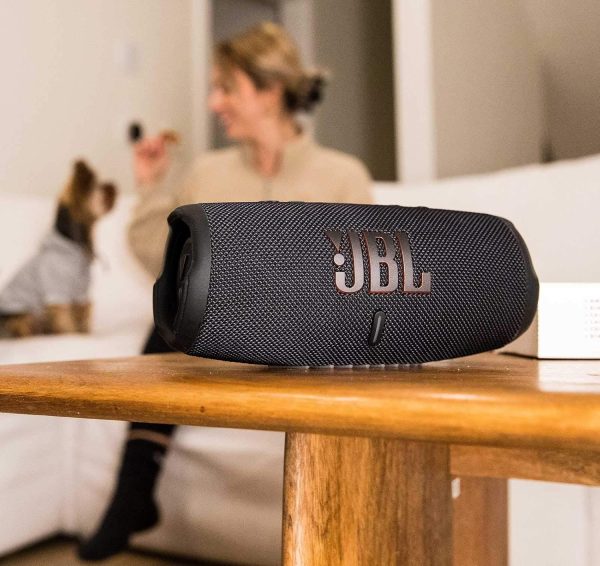 JBL CHARGE 5 - Altavoz Bluetooth portátil resistente al agua (IP67) con carga USB Powerbank, 20 horas de reproducción, JBL Partyboost (Negro) - Imagen 2